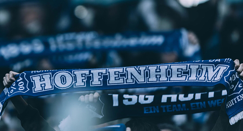 Regelmäßig Tippen lohnt sich! Nach jedem Spieltag gibt es exklusive, von der Mannschaft signierte Trikots und Überraschungspakete zu gewinnen – Mitmachen und abstauben.